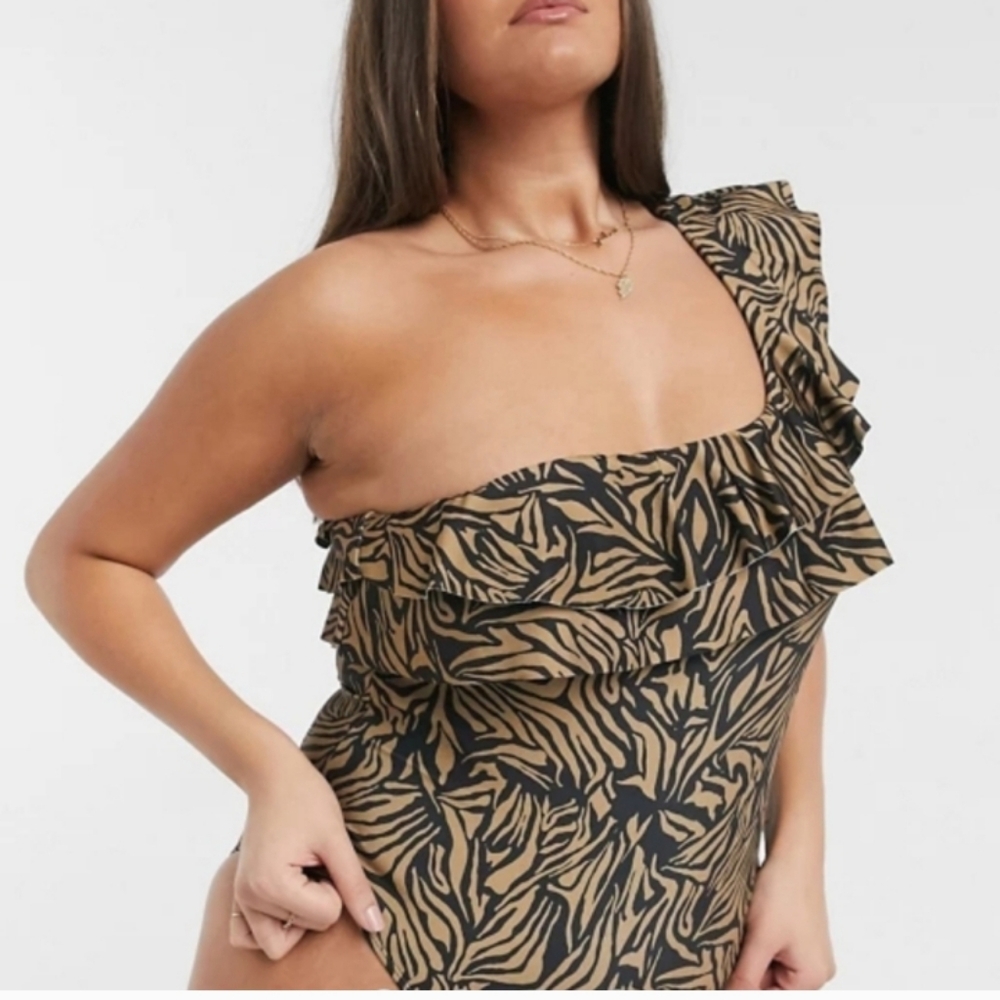 UNIQUE21 BLACK AND BROWN PRINT, ONE SHOULDER. SIZE 22